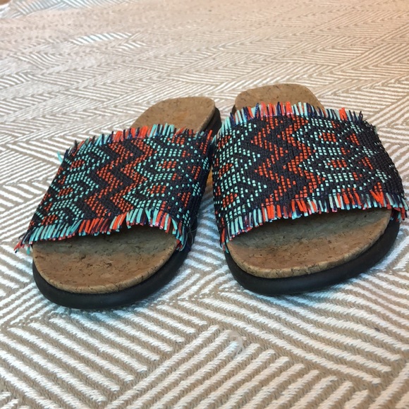 Kenneth Cole Reaction Fringe Sandal Slides - Picture 4 of 9